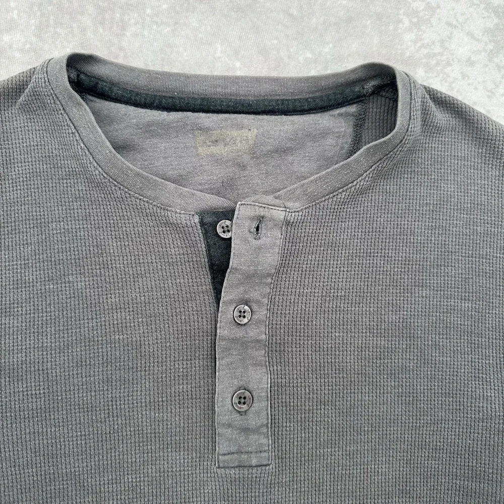 Levi Stauss Mens Henley Shirt Medium Grey Pullover Ribbed Knit Long Sleeve Logo